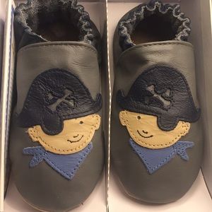 NIB Robeez Soft Soles 2-3yrs Pirate Grey